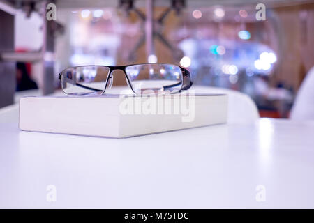 Les lunettes et livre sur tableau blanc dans la bibliothèque Banque D'Images