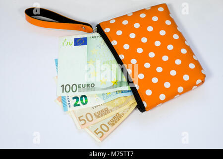 Point blanc et orange sac à main femmes ouvert avec factures à l'intérieur de la zone euro Banque D'Images