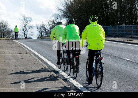 Les cyclistes wearing high-vis de vestes, UK Banque D'Images