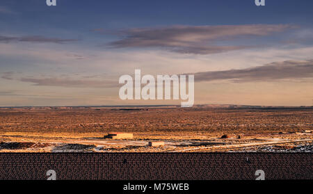 Désert et le ciel au-delà de la toiture. Entre l'Arizona et l'Utah, États-Unis d'Amérique. Banque D'Images