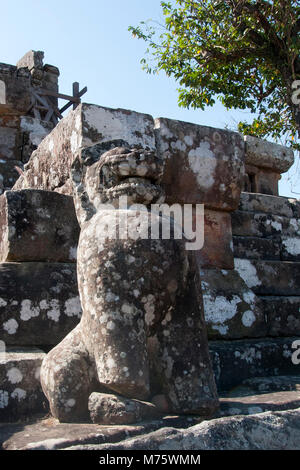 Des monts Dangrek Cambodge, Guardian statue lion au bas de l'escalier au 11e siècle du Temple de Preah Vihear Banque D'Images