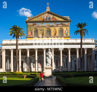 Basilique de Saint Paul ou Basilica di San Paolo fuori le mura juste au sud des murs de la vieille ville. Rome. Lazio, Italie. Banque D'Images