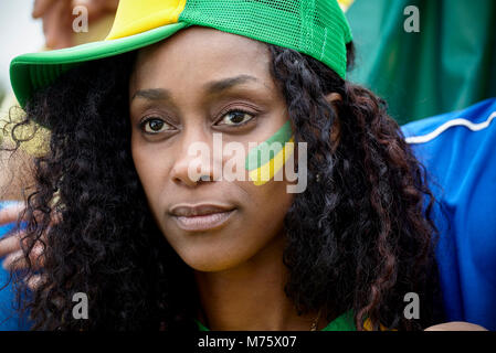 Fan de football brésilien wearing hat et la peinture pour le visage, portrait Banque D'Images