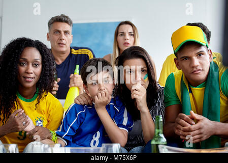 Les fans de football brésilien match regarder ensemble à la maison Banque D'Images