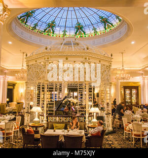 Salle à manger l'Hôtel Savoy, un célèbre et exclusif hôtel situé sur les rives de la Tamise, Londres Banque D'Images