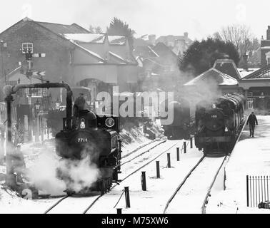 Vue en noir et blanc sur les préparations du matin, chemin de fer de Severn Valley, Kidderminster dans la neige. Plein de vapeur pour les trains malgré la neige d'hiver sur la piste. Banque D'Images