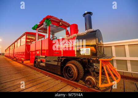 Busselton, Australie - Dec 30, 2017 : la vue perspective de train de Busselton Jetty, l'ouest de l'Australie à l'heure bleue. Scenic célèbre monument emblématique. Busselton Jetty est la plus longue jetée en bois dans le monde. Banque D'Images