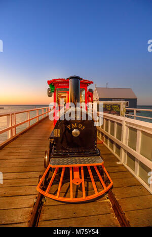 Busselton, Australie - Dec 30, 2017 : vue avant du vintage rouge Train de Busselton Jetty sur Busselton Jetty dans WA au coucher du soleil.Busselton Jetty est la plus longue jetée en bois dans le monde entier.Vertical shot.Copy space Banque D'Images