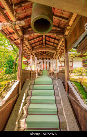 Kyoto, Japon - 27 avril 2017:l'architecture du Tenryu-ji Temple Zen dans de Arashiyama sur périphérie ouest de Kyoto, au Japon. Le long couloir couvert avec le fer de la Bell qu'Hojo hall, mène à la thé. Tir vertical. Banque D'Images