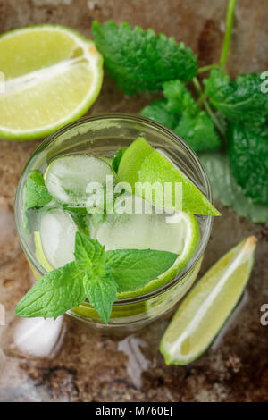 Mojito cocktail ou la limonade avec de la chaux, de menthe et de glaçons. Boisson rafraîchissante d'été traditionnels. Selective focus Banque D'Images