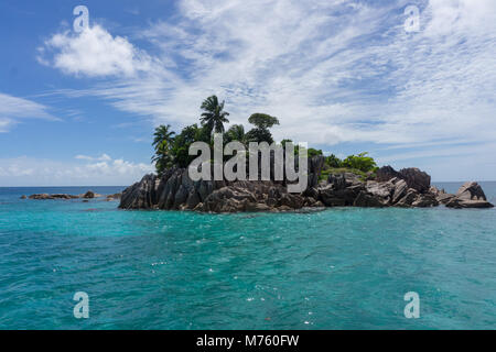 St Pierre île granitique des Seychelles sur une journée ensoleillée, entourée d'eau turquoise, corail et poissons tropicaux. Banque D'Images