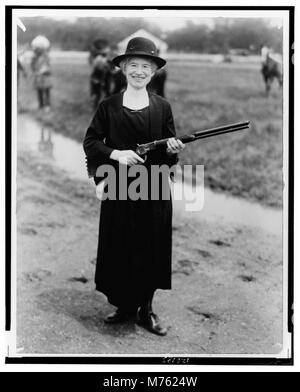 Photographie d'Annie Oakley tenant l'arme qui lui a été donnée par Buffalo Bill, prise par la Bibliothèque du Congrès. L'image illustre la tenue et le comportement d'Oakley. Banque D'Images