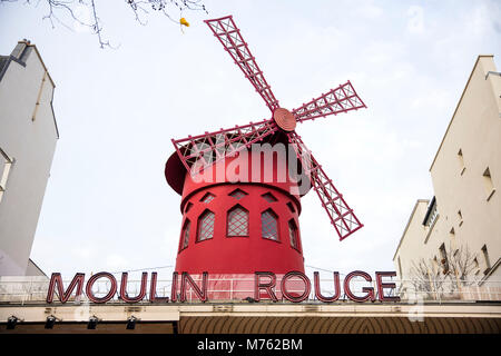 PARIS, FRANCE - 24 janvier 2018 : Avis au Moulin Rouge à Paris, France. La maison d'origine, qui a brûlé en 1915, a été reconstruit en 1921. Banque D'Images