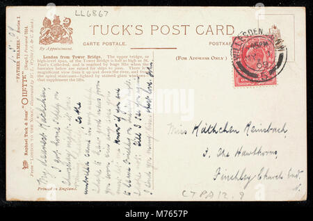 Une photographie capturant la vue de Londres depuis Tower Bridge, mettant en valeur les monuments et les gratte-ciel de la ville. Banque D'Images