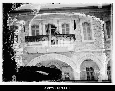 Cette image capture une scène d'une manifestation arabe où des drapeaux noirs sont mis en évidence, symbolisant la dissidence ou les troubles politiques. Les drapeaux et les manifestants véhiculent un sentiment de résistance et d’activisme. Banque D'Images