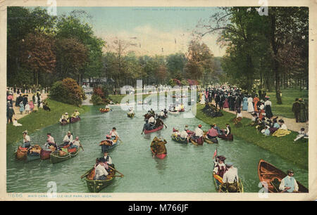 Une vue panoramique sur le canal principal à belle Isle Park, situé à Detroit, Michigan. La photographie capture la voie navigable sereine et la beauté naturelle du parc, mettant en valeur la conception du parc du début du XXe siècle. Banque D'Images