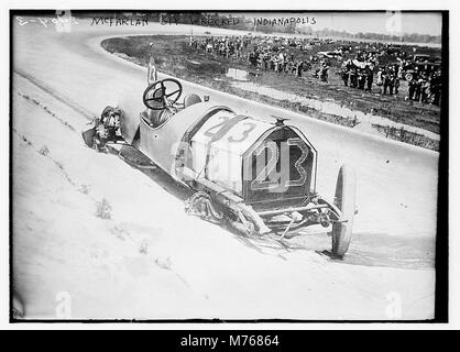 La McFarlan 6, une automobile classique, est montrée en panne à Indianapolis. L'image capture les suites d'un accident impliquant cette voiture ancienne, mettant en évidence l'étendue des dommages. Banque D'Images