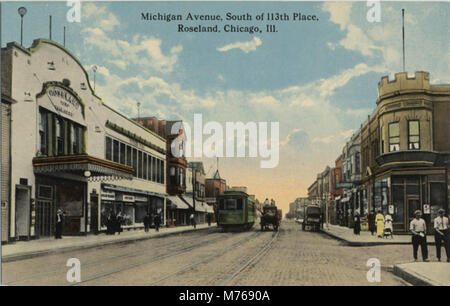 Cette image capture Michigan Avenue à Roseland, Chicago, montrant le développement urbain de la région. La photo reflète l'architecture et l'urbanisme du début au milieu du XXe siècle dans la partie sud de Chicago. Banque D'Images