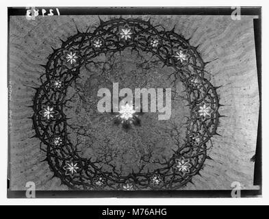Une photographie détaillée du plafond en mosaïque de la chapelle du couronnement, représentant des scènes religieuses, y compris la Couronne d'épines, mettant en évidence l'artisanat et le symbolisme religieux. Banque D'Images