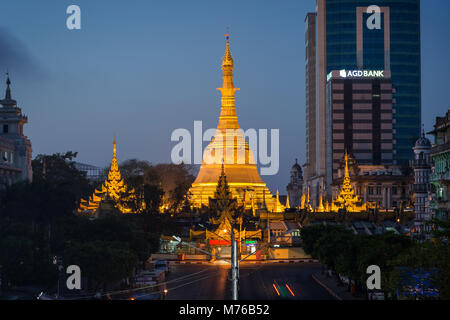 Allumé la pagode Sule et coloniale et les bâtiments modernes dans le centre-ville de Yangon (Rangoon), le Myanmar (Birmanie) à l'aube. Banque D'Images