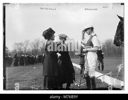 Mme Geo. Gould & Buckmaster sur terrain de polo RCAC2014687945 Banque D'Images