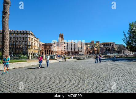 Les ruines antiques de Marchés de Trajan à proximité du Colisée et du Forum Romain, un jour ensoleillé, les touristes aiment se promener dans le quartier historique de Rome, Italie Banque D'Images