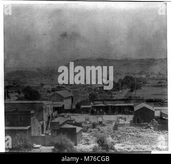 Une photographie historique montrant Napa City depuis le palais de justice, regardant vers l'est à travers le comté de Napa. L'image offre une vue sur le paysage de la région à la fin du XIXe siècle. Banque D'Images