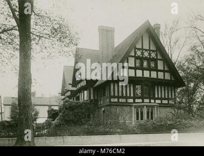 La maison Nathan G. Moore, construite au début du XXe siècle à Oak Park, Illinois, présente un design architectural caractéristique de l'époque, reflétant le développement historique et les tendances résidentielles de la région. Banque D'Images