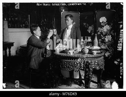 Une salutation du nouvel an de Chinatown en 1912, capturant la culture vibrante et l'esprit festif de la communauté chinoise au début du XXe siècle. Cette image offre un aperçu de la vie dans Chinatown au début du siècle. Banque D'Images