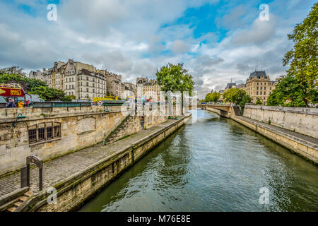 La seine prise depuis un pont entre la rive gauche et la rive droite, près de l'Ile de la Cite sur un après-midi nuageux au début de l'automne Banque D'Images