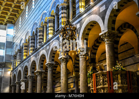 L'intérieur gothique de la Cathédrale Duomo Santa Maria Assunta ou Pise Italie en Toscane Banque D'Images