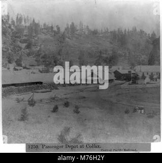 Une photographie du dépôt de passagers à Colfax, qui fait partie de la Central Pacific Railroad. L'image montre le bâtiment et les trains, capturant l'importance de ce centre de transport dans l'Ouest américain. Banque D'Images