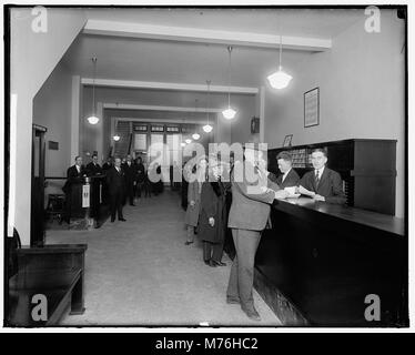 Cette image historique capture le guichet de billets de Pennsylvania Railroad, reflétant le rôle clé joué par les chemins de fer dans les transports. Le comptoir, qui fait partie d'une gare très fréquentée, représente les services essentiels offerts aux voyageurs à l'ère du transport ferroviaire. Banque D'Images