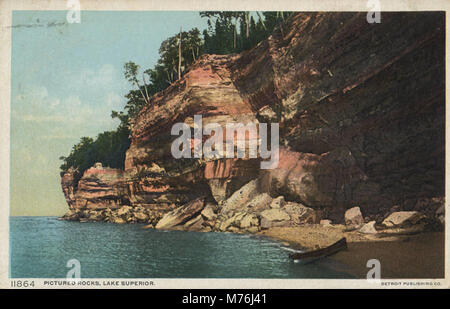 Une vue panoramique sur les rochers sur la photo du lac supérieur, mettant en valeur les falaises de grès colorées et la beauté naturelle de la région. La photographie capture les formations rocheuses emblématiques le long du rivage des grands Lacs. Banque D'Images