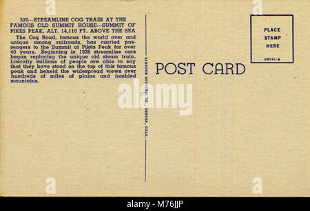On voit le train à crémaillère s'approcher de la célèbre Old Summit House à Pikes Peak, Colorado. Cette ligne de train historique offre une vue sur le pic et le paysage environnant. Banque D'Images