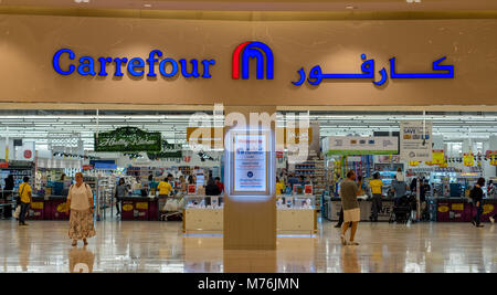 Magasin Carrefour à Yas Mall - Carrefour Logo en français et arabe Banque D'Images