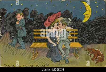 Une scène romantique d'un couple assis sur un banc de parc sous le clair de lune, capturé dans un moment tendre. La photographie met en valeur l'intimité et la beauté d'un cadre calme et nocturne. Banque D'Images