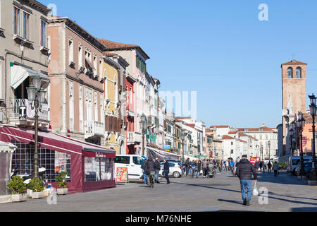 Scène de rue à Chioggia, Venise, Vénétie, Italie sur le Corso Popolo, la rue principale, un port de pêche dans le sud de la lagune de Venise. Banque D'Images