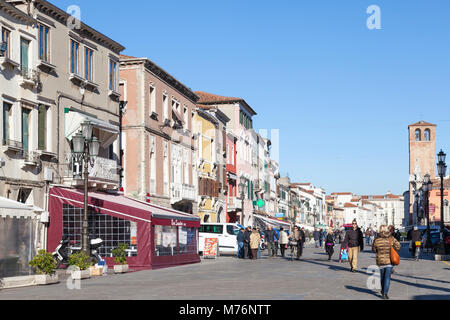 Scène de rue à Chioggia, Venise, Vénétie, Italie sur le Corso Popolo, la rue principale, un port de pêche dans le sud de la lagune de Venise. Banque D'Images