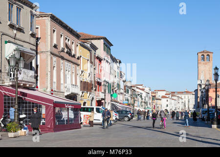 Scène de rue à Chioggia, Venise, Vénétie, Italie sur le Corso Popolo, la rue principale, un port de pêche dans le sud de la lagune de Venise. Banque D'Images