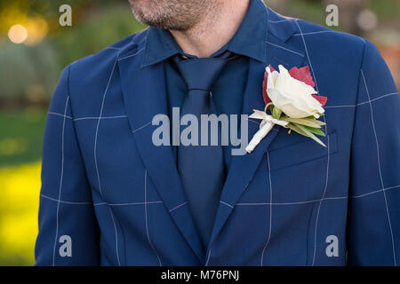 Groom Trendy Tux et Boutineer Banque D'Images