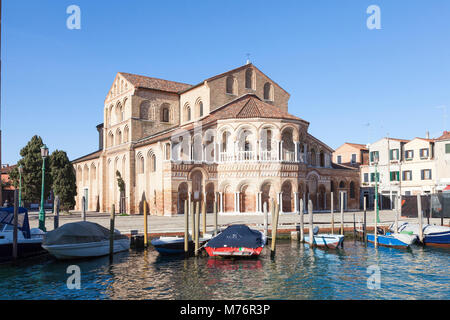 Chiesa dei Santi Maria e Donato dans Campo San Donato, Murano, Venise, Vénétie, Italie avec des bateaux dans le canal Banque D'Images