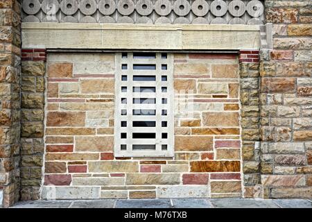 Jones Beach State Park, NY, USA : Fenêtre sur l'Ouest Bathhouse (ch. 1929). Des motifs d'inspiration Art déco sont combinées à des Beaux Arts design architectural. Banque D'Images