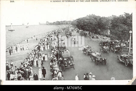 Une vue sereine d'un dimanche après-midi au Lincoln Park, Chicago, montrant les visiteurs profiter de la rive du lac. L’image souligne l’atmosphère paisible et les activités récréatives autour du front de mer du parc. Banque D'Images