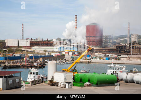 Vue sur le port et la zone industrielle, Piombino, Toscane, Italie, Europe Banque D'Images