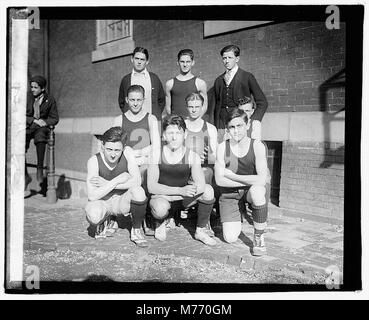 Une photographie d'un match de basket-ball junior au Star Junior High, capturant l'athlétisme et l'énergie des sports de jeunesse dans un cadre éducatif. Banque D'Images