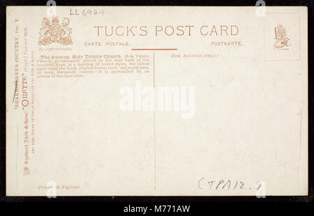 Cette image capture l'avenue menant à l'église Holy Trinity à Stratford-upon-Avon, lieu de naissance de William Shakespeare. L'église est célèbre pour abriter la tombe de Shakespeare et est un site emblématique de l'histoire littéraire. Banque D'Images