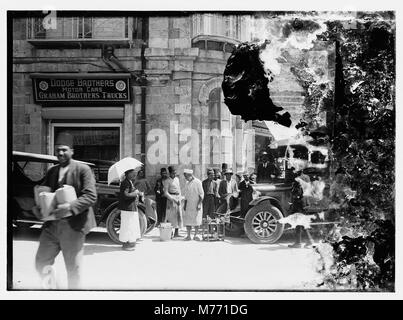 Scène de rue à la boutique vers l'avant du moteur Dodge Brothers Frères Cars-Graham matpc Camions LOC.08816 Banque D'Images