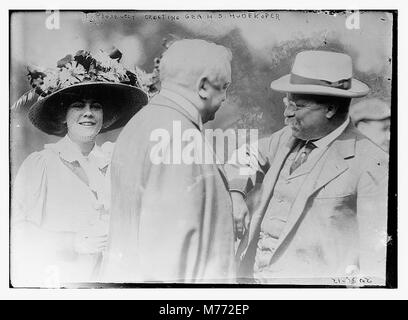 Cette photographie montre le président Theodore Roosevelt saluant le général H.S. Hudekoper, capturant un moment d'interaction entre deux personnages importants de l'histoire américaine. Banque D'Images