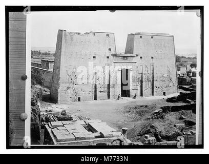 Le Temple d'Horus à Edfou, en Égypte, est une ancienne structure dédiée au Dieu Horus. Cette image illustre la grandeur du temple et son importance historique dans la culture égyptienne. Banque D'Images